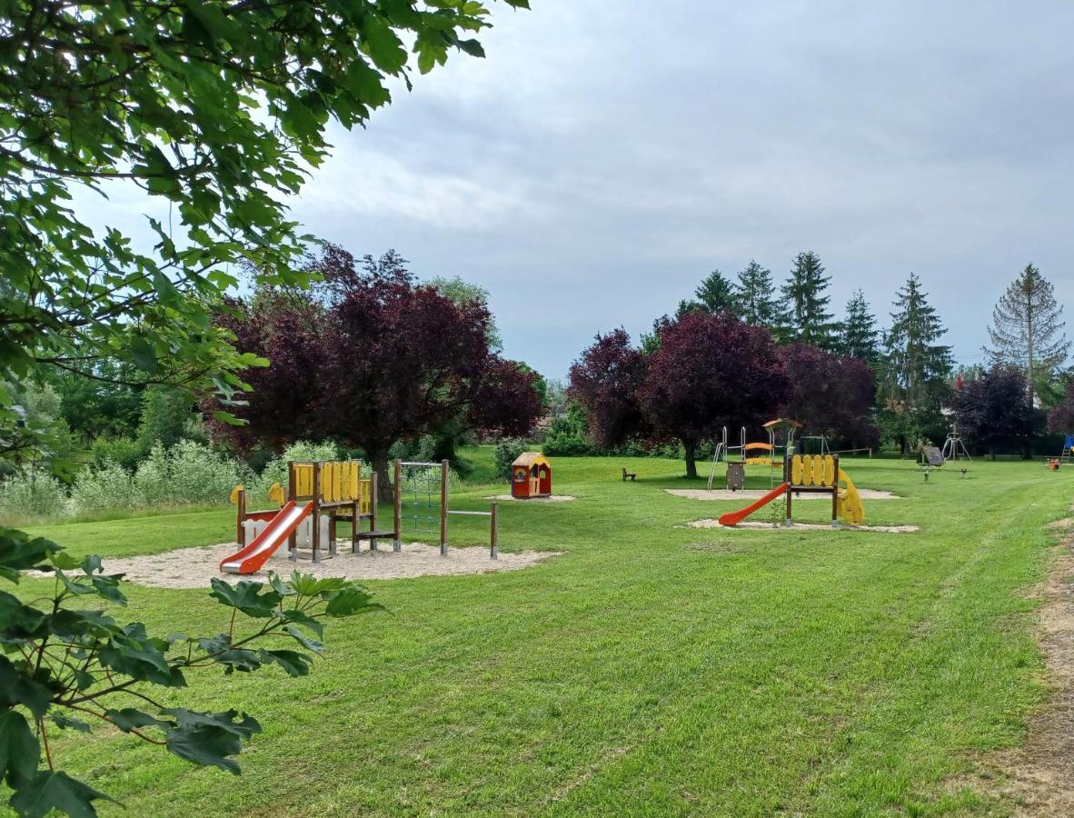 Camping Le Vallage Attigny Ngoại thất bức ảnh